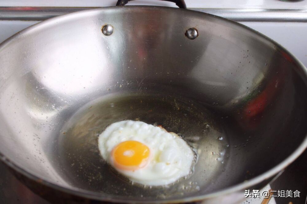 煎鸡蛋时，不能放油就直接煎，学会厨娘的做法，鸡蛋鲜嫩还完整