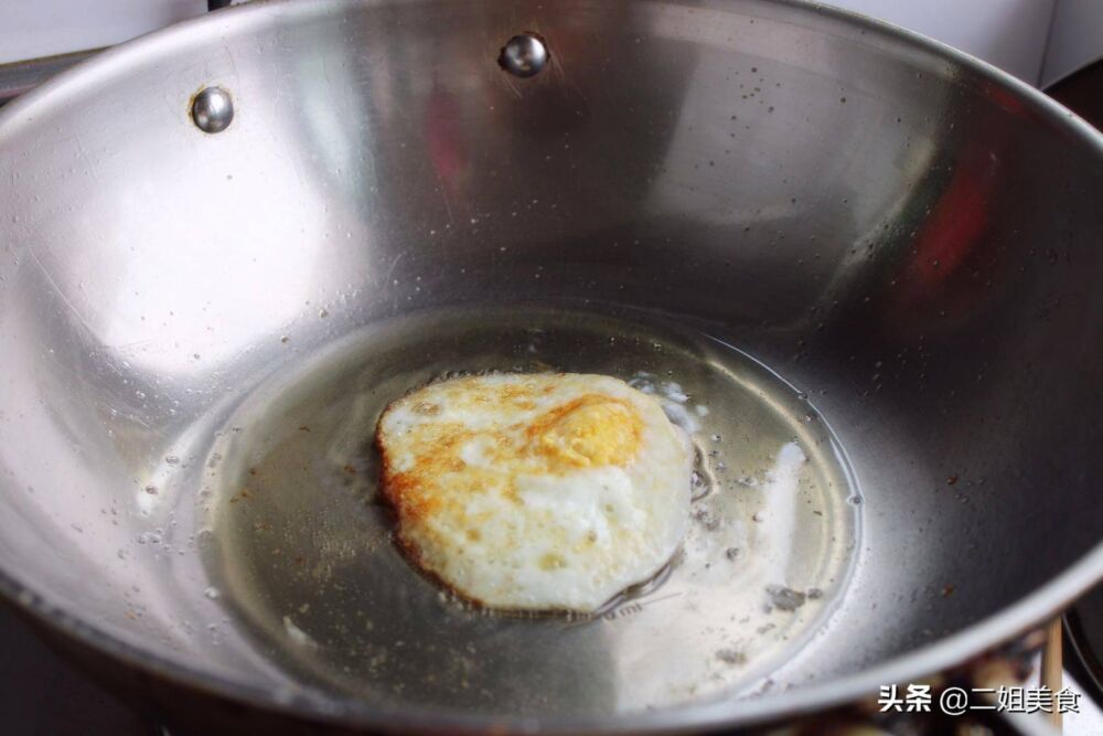 煎鸡蛋时，不能放油就直接煎，学会厨娘的做法，鸡蛋鲜嫩还完整