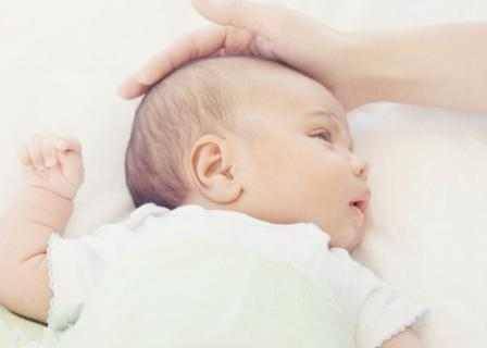 头颅上的间隙是留给宝宝生长发育用的，闭合过早和过晚都属异常