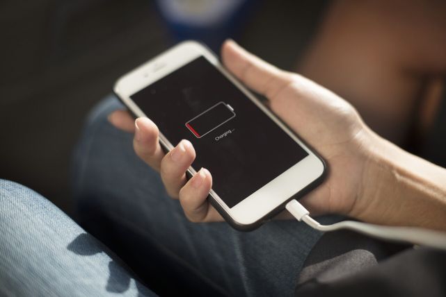 iPhone 12经常不小心隔夜充电8个小时，对电池有损害吗？