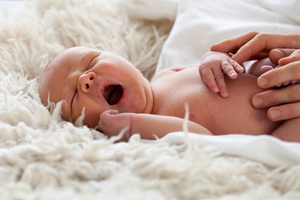 刚出生的宝宝，母乳喂养该多久喂一次，每次喂多长时间？