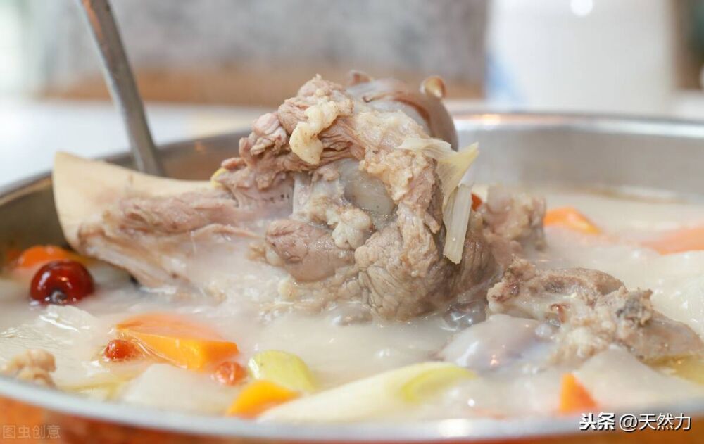 炖骨头汤用热水还是冷水，两者区别很大，用对方法汤鲜味美