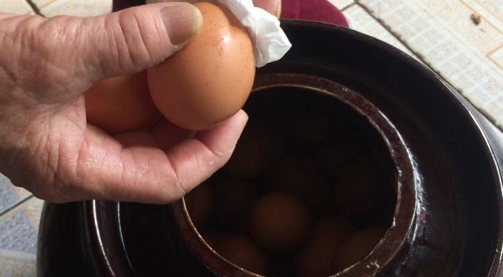 妈妈用祖传土方法腌鸡蛋，40天个个起沙流油不空心，做法简单好学