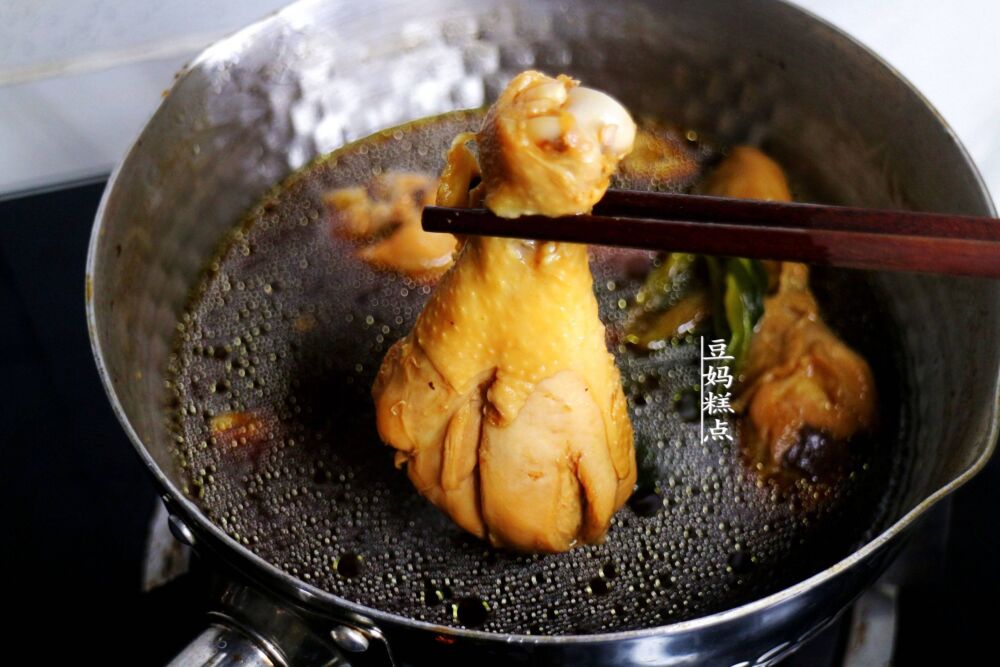 一个超简单的鸡腿吃法，煮10分钟，盖盖一焖，又嫩又入味