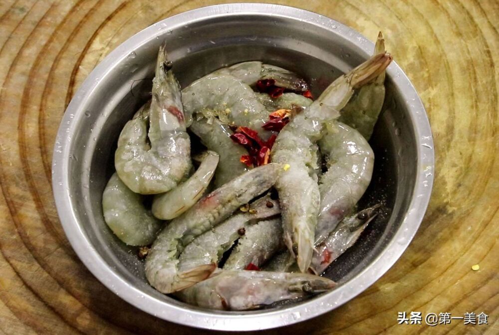 大虾别用水煮了，教你一个茶香虾做法，虾肉清香嫩滑，太香了