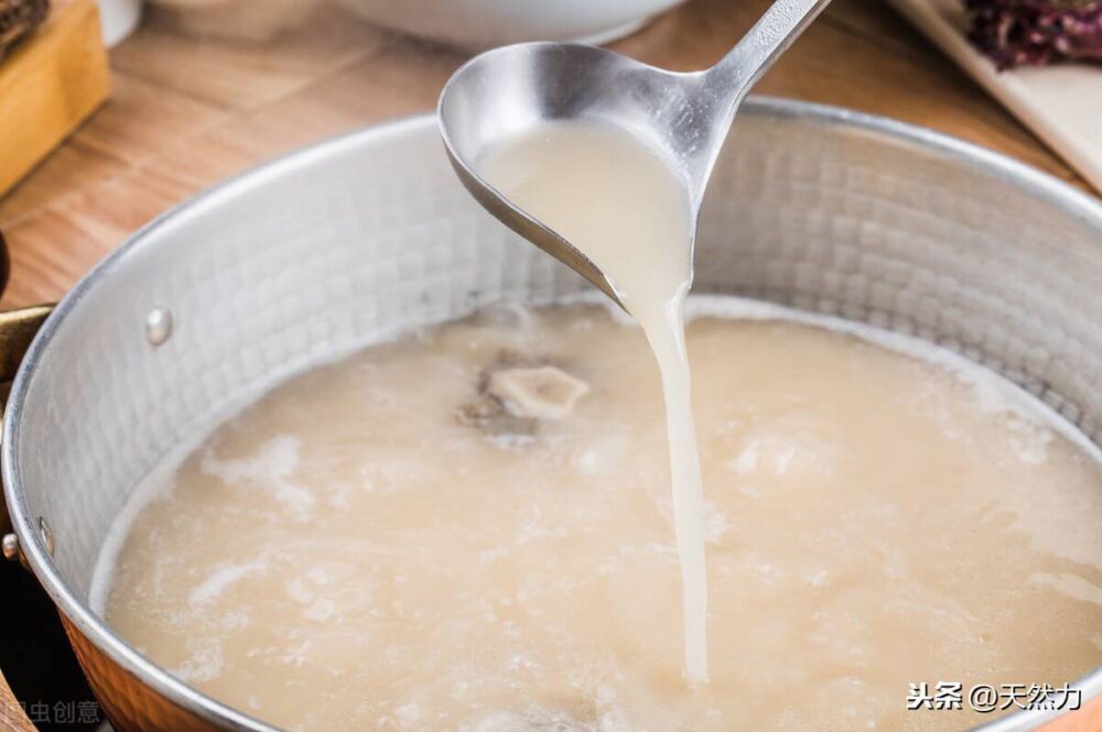 炖骨头汤用热水还是冷水，两者区别很大，用对方法汤鲜味美