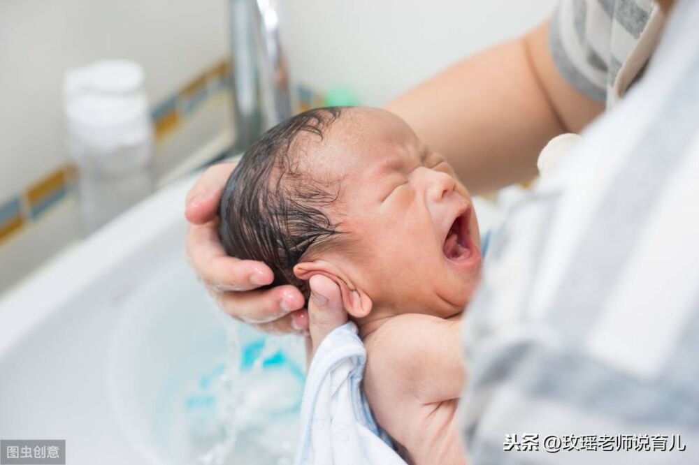 为什么医院在孩子出生第二天后才给孩子洗澡？新生儿要天天洗澡吗