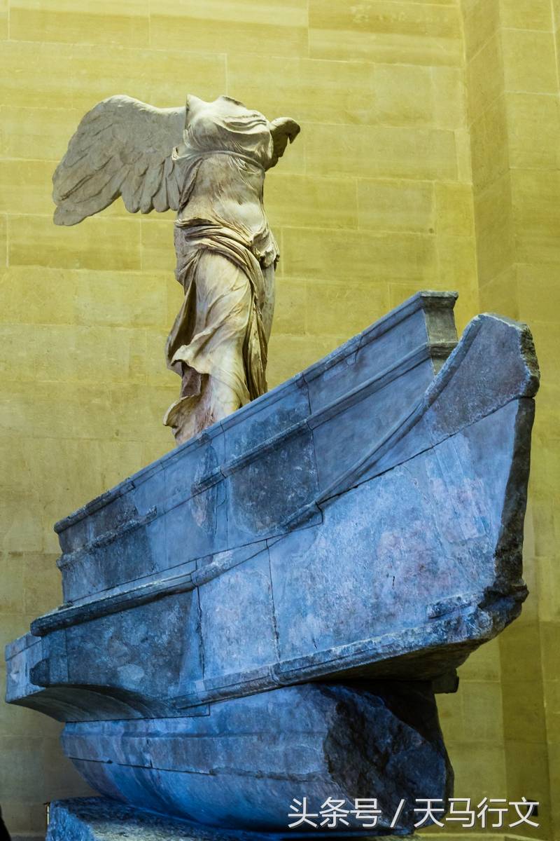 巴黎卢浮宫镇馆三宝之一 :胜利女神雕像