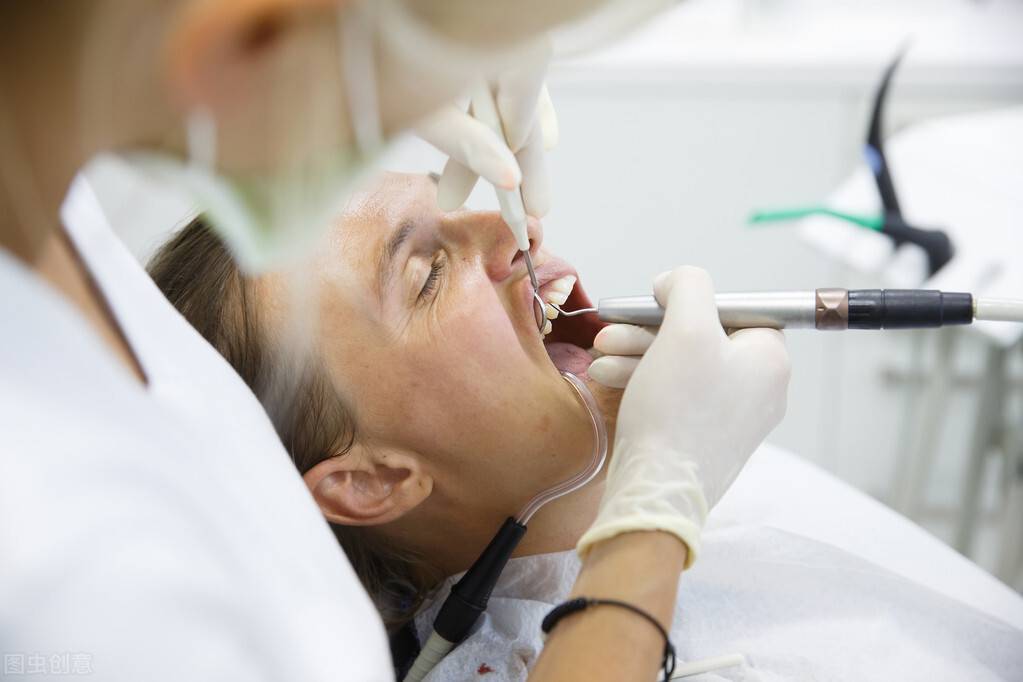 牙龈经常红肿出血，口腔异味重？一定要警惕牙周病