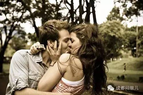 为什么男人接吻的时候都喜欢摸胸！