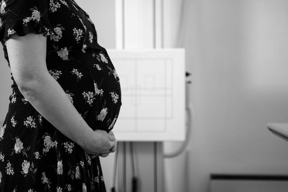 怀孕初期，感到肚子胀，导致胀肚的原因有哪些？