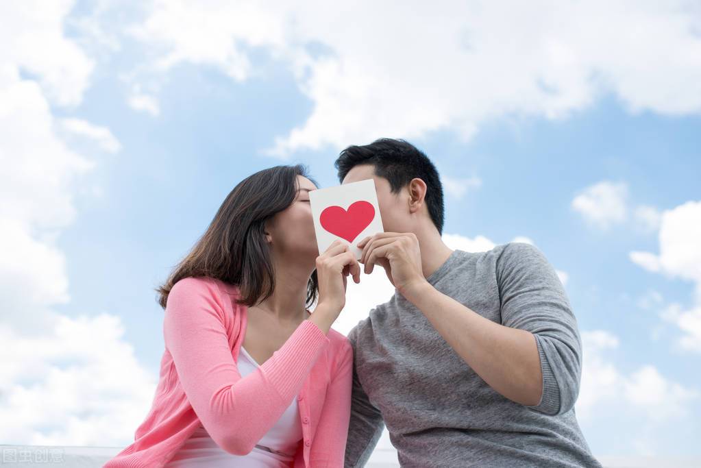 男女接吻时总爱“伸舌头”？原因其实很科学，多年来的疑惑解开了