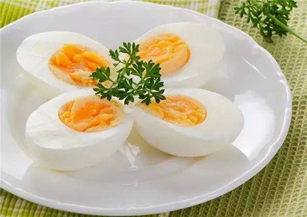 鸡蛋发绿能吃吗？是什么原因？