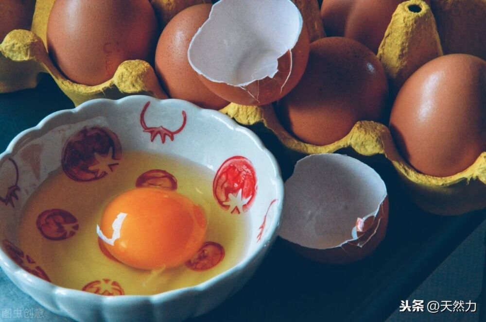 鸡蛋黄发红是什么原因造成的，土鸡蛋的蛋黄为什么会发红