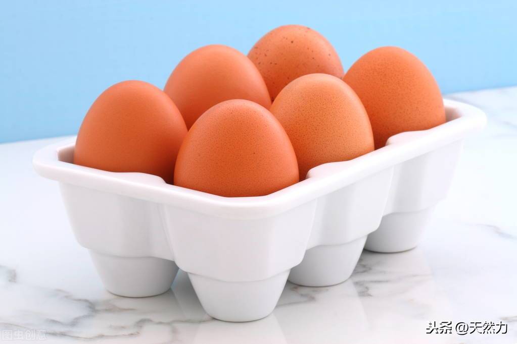 鸡蛋黄发红是什么原因造成的，土鸡蛋的蛋黄为什么会发红