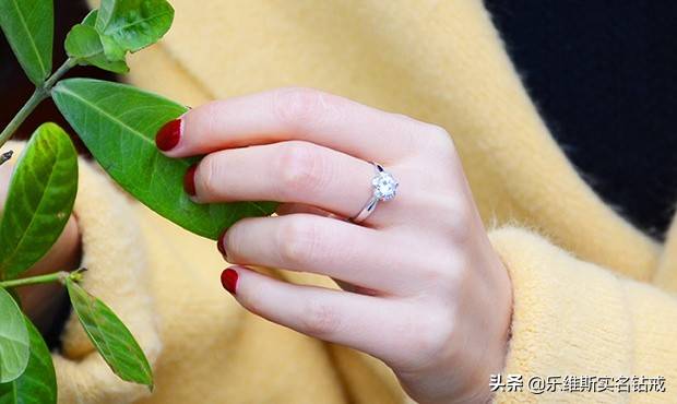 情侣戒指的戴法是什么？戴在哪只手更合适？