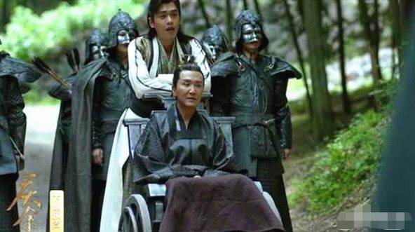 《庆余年》陈萍萍的轮椅扶手，其实是两把枪