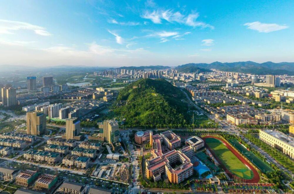台州经济、人口第一大县市，富裕程度高，景点多适合游玩