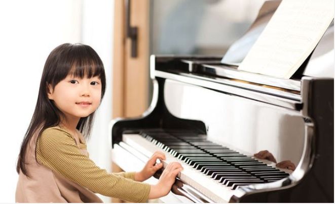 儿童几岁适合学钢琴，选择钢琴还是电钢琴好？