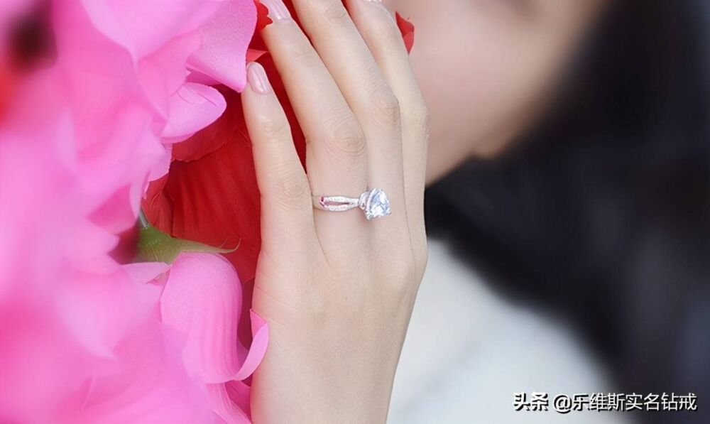 戒指的正确戴法有讲究？结婚钻戒戴哪个手指？