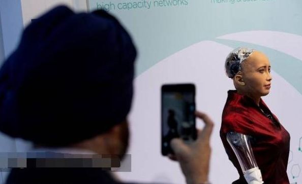 网红机器人索菲亚现身世界移动通信大会，她拥有沙特公民身份