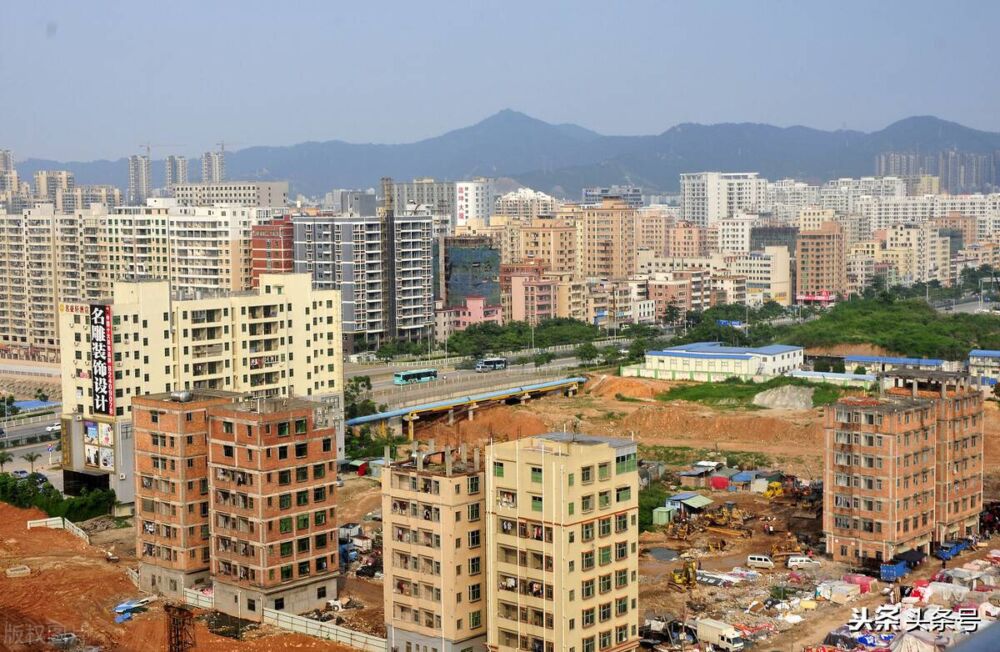 40岁的大姐在深圳，惠州两地都有好几套房 为何还进厂打工