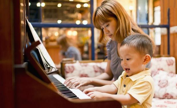儿童几岁适合学钢琴，选择钢琴还是电钢琴好？