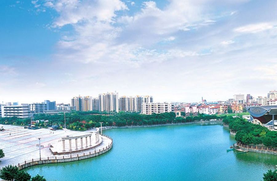 广东东莞西北一个镇，是全国千强镇，和广州新塘一江之隔