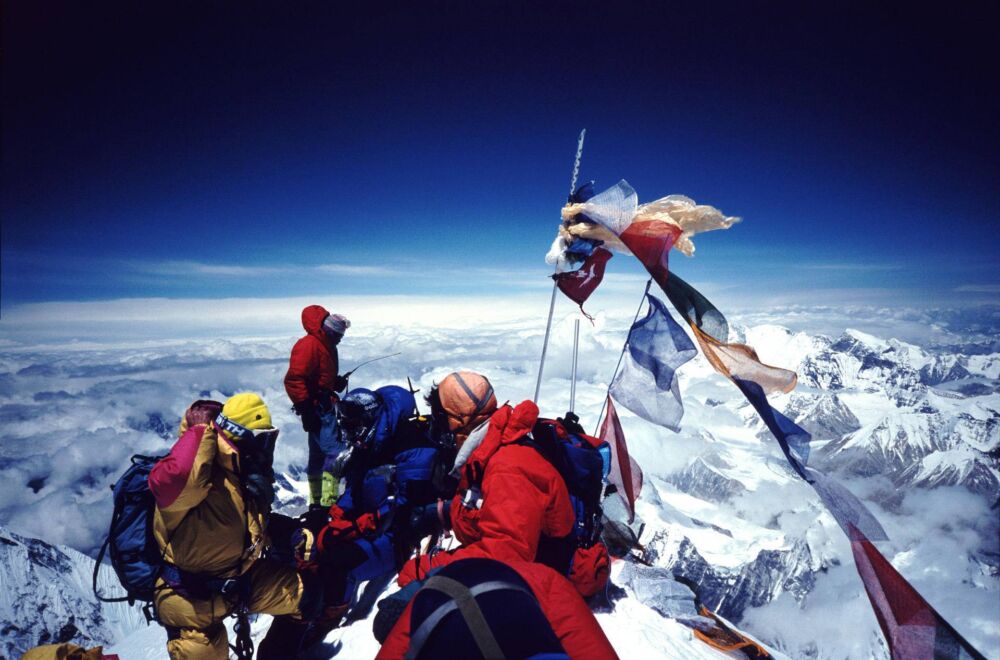 珠峰并未永久关闭，但穷人请绕道，登顶至少花费45万元