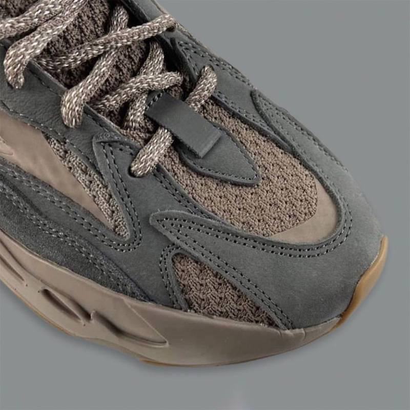 终于等到大地色系！全新配色 Yeezy 700 V2 曝光