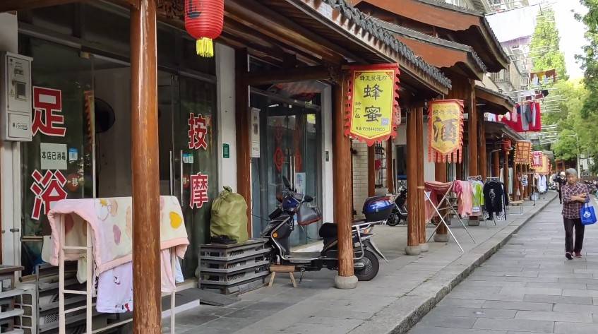 上海南翔，一条老街汇集多家足浴按摩店，原来是中医文化街