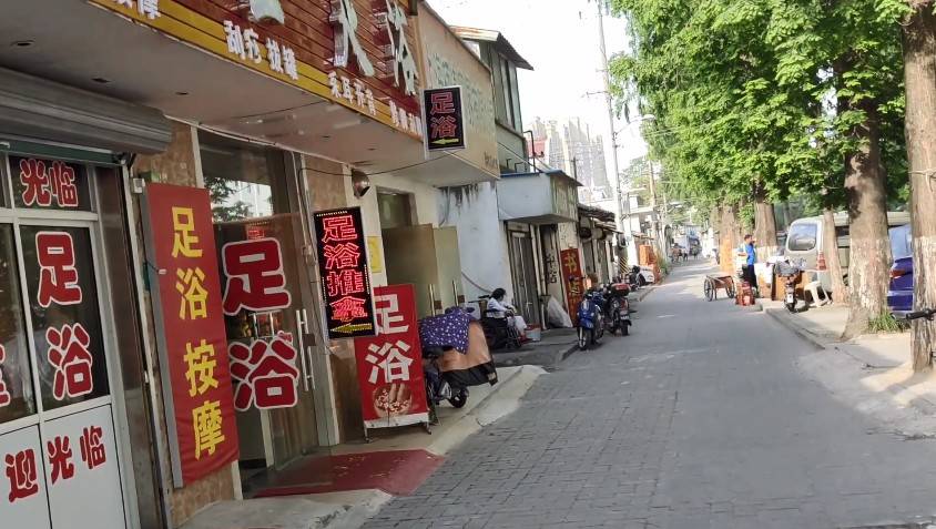 上海南翔，一条老街汇集多家足浴按摩店，原来是中医文化街