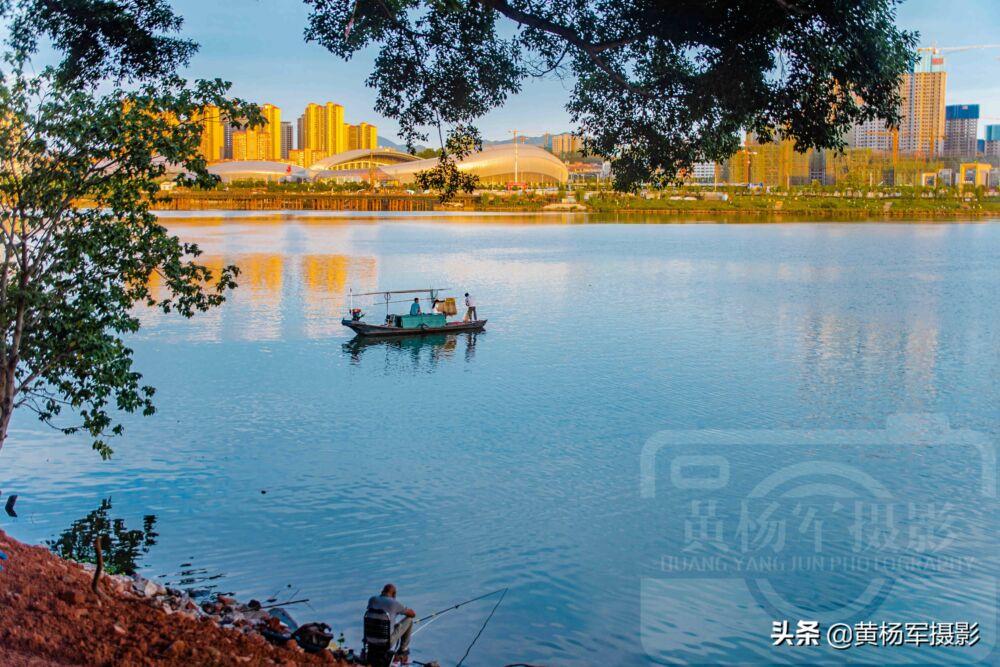江西南部发展最具潜力的县，年平均气温仅19.7℃，城建迅速夕阳美