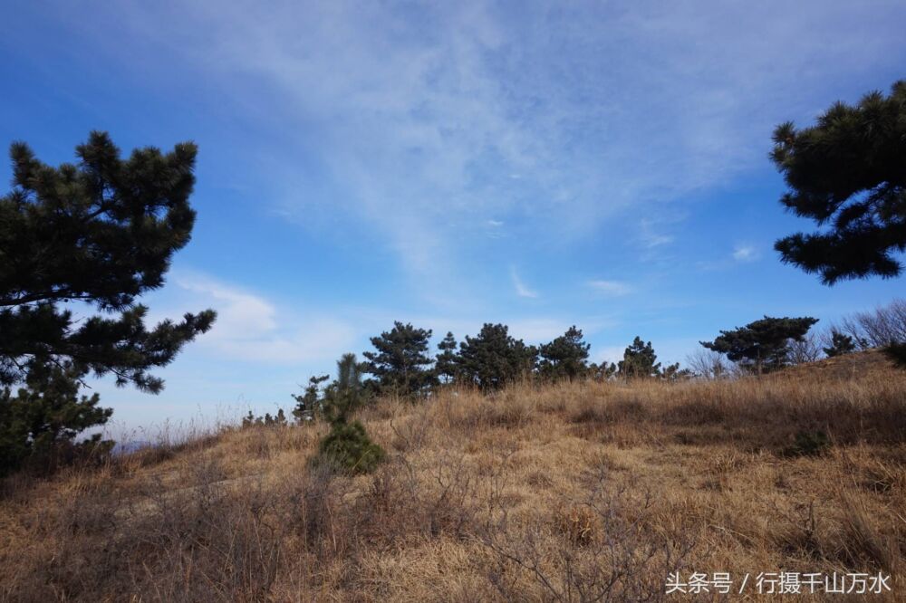冬日徒步济南长清卧龙峪，感受山顶草原的秀丽风光