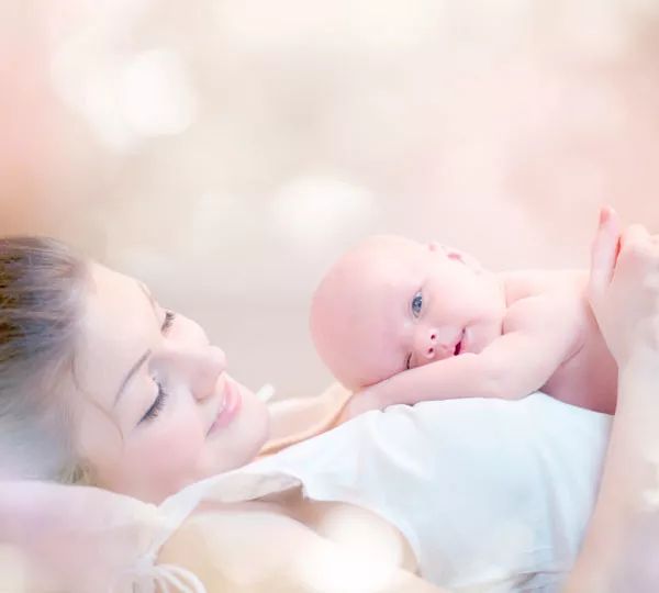 新手爸妈们必须知道的10条新生儿护理知识