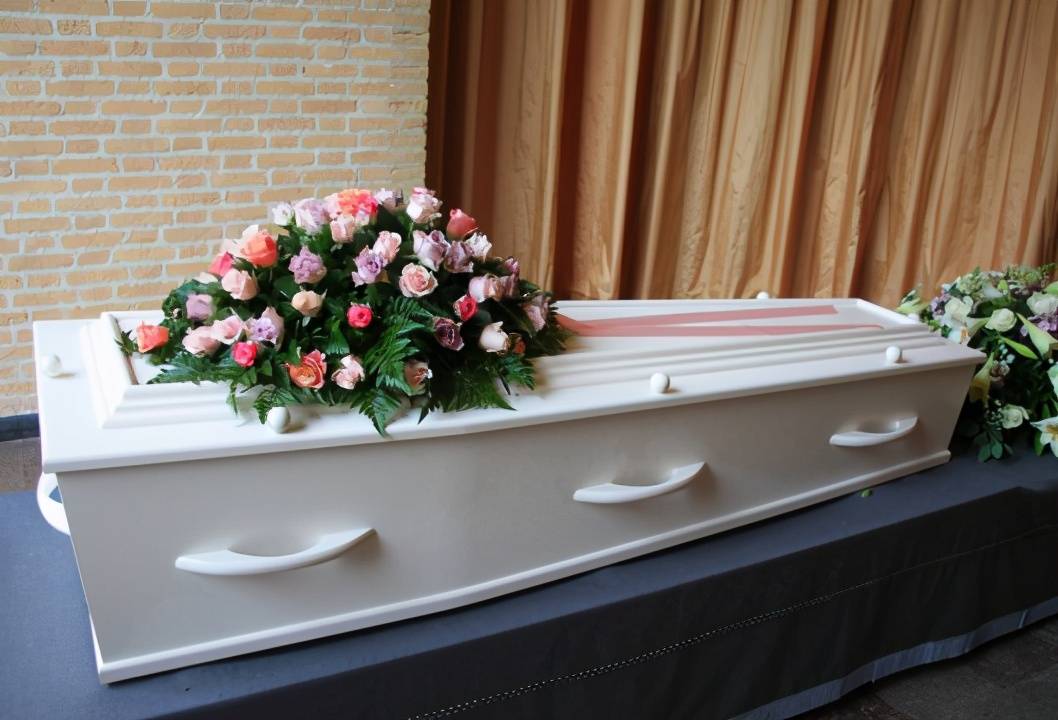 民间习俗中，五色棺材分别葬五种人，其中“红色棺材”葬什么人？