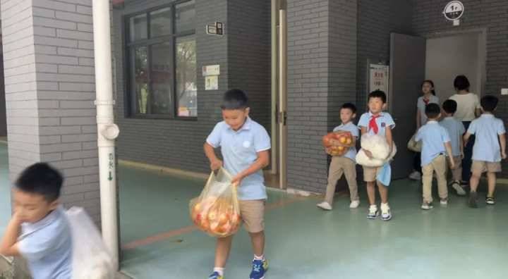 饿饿饿，学生们冲出校门就喊饿；吃吃吃，杭城一小学居然安排“下午茶”