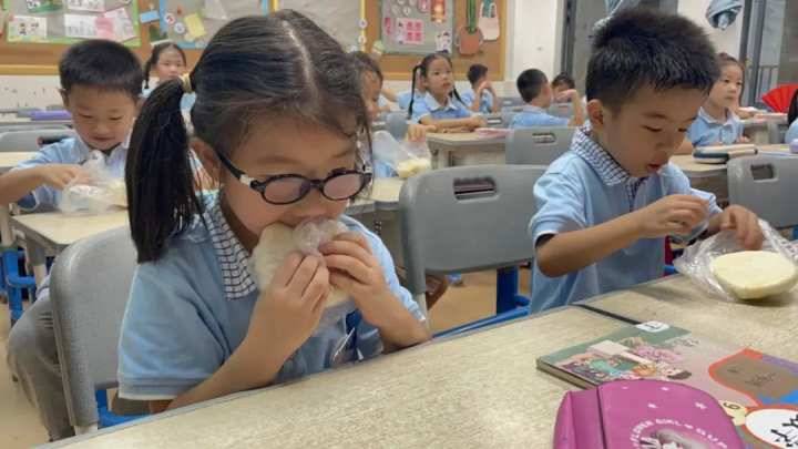 饿饿饿，学生们冲出校门就喊饿；吃吃吃，杭城一小学居然安排“下午茶”
