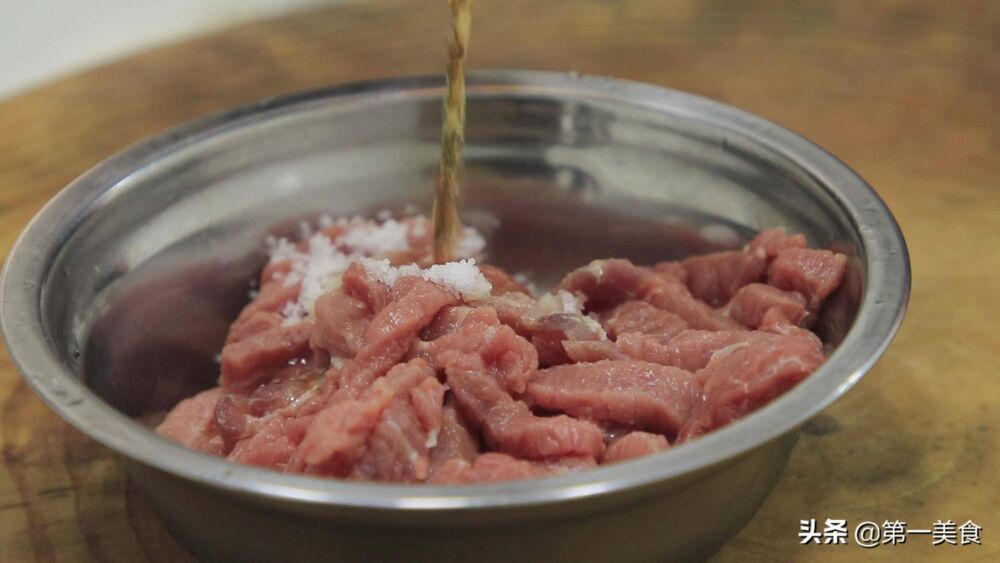 你做的牛肉条为啥又干又硬？切牛肉对了吗？厨师长分享饭店做法