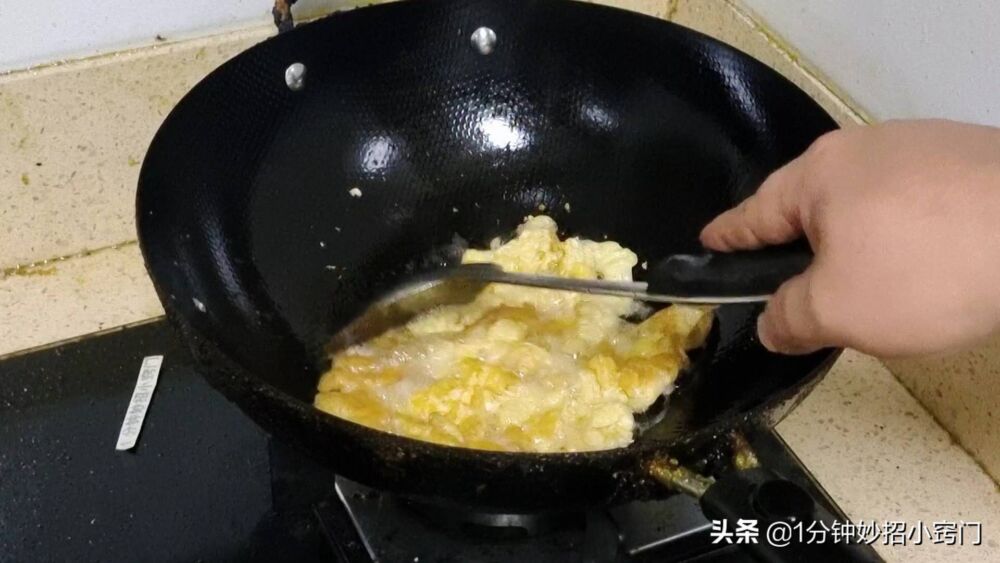 厨师长分享黄瓜炒鸡蛋的家常做法，颜色翠绿不出水，讲解通俗易懂