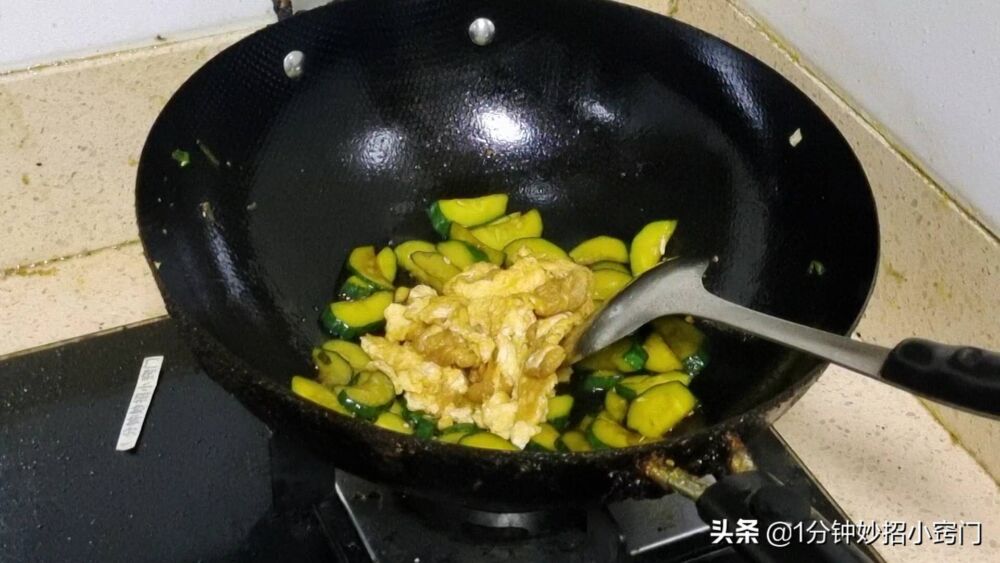 厨师长分享黄瓜炒鸡蛋的家常做法，颜色翠绿不出水，讲解通俗易懂