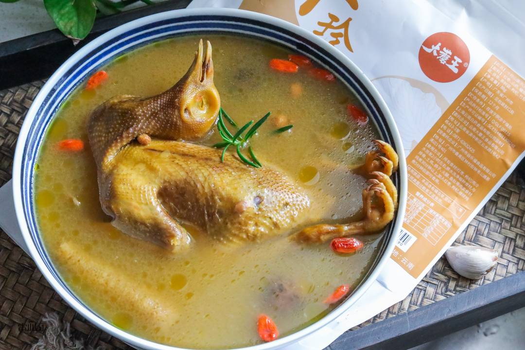 煲鸽子汤，要不要先焯水？教你正确做法，汤鲜味美，营养不流失