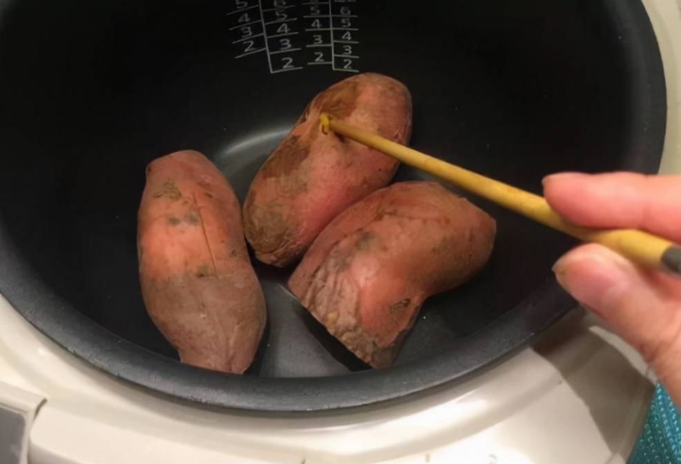原来烤红薯这么简单！往电饭锅里一扔，不加1滴水，香甜还流糖汁