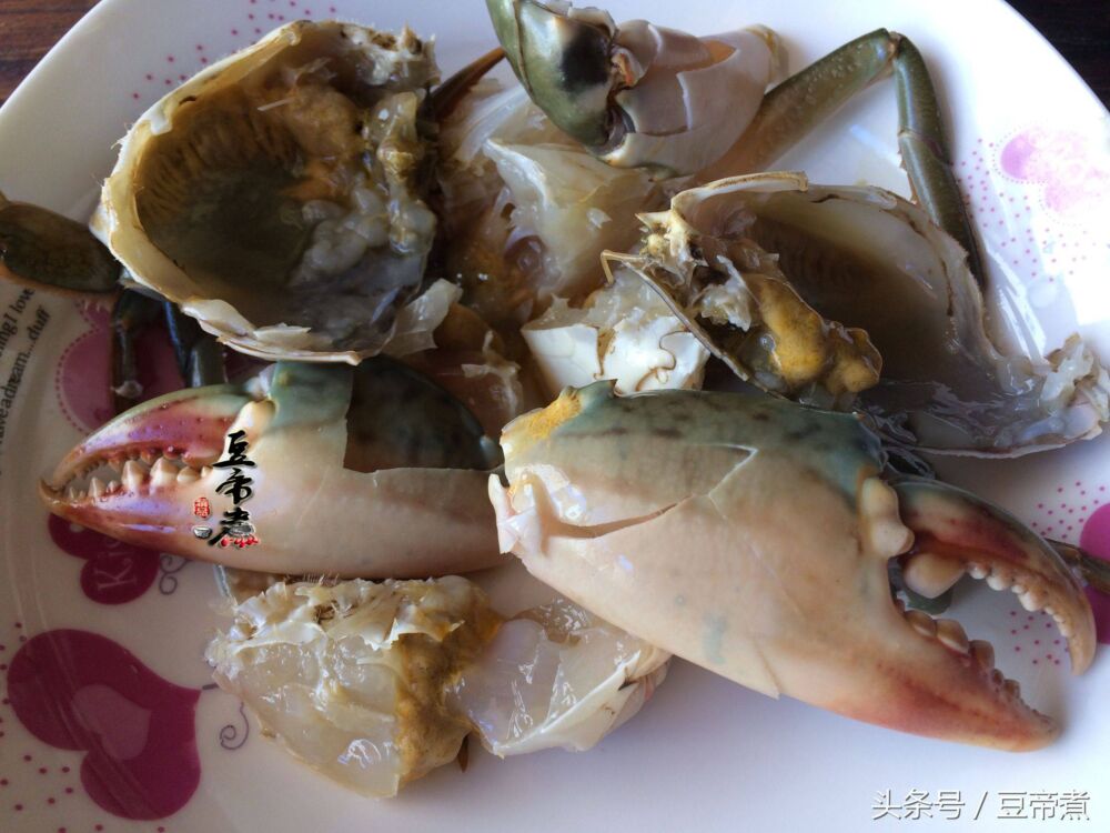 沿海一大厨教的螃蟹处理窍门，这样就不怕螃蟹咬我了，分享大家学习学习