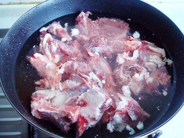 还在为做牛排骨犯愁吗？回族厨师长教你做汤清肉烂的“清水牛排”