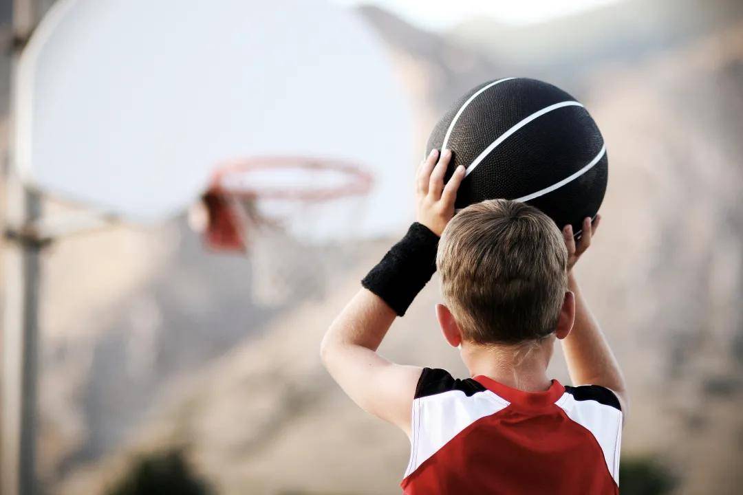 运动育儿——儿童体适能之球类运动篮球（一）