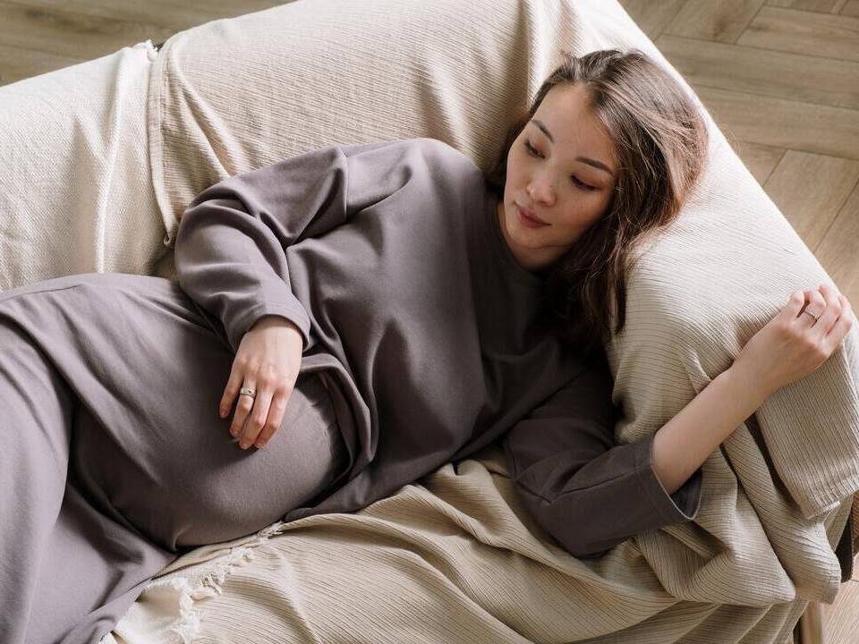 仰睡、侧睡，孕妇睡觉姿势有讲究，孕期不同，睡姿大不同