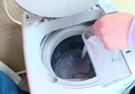 洗衣机要定期清洗，一包小苏打粉 白醋就能清洁洗衣机了，学起来