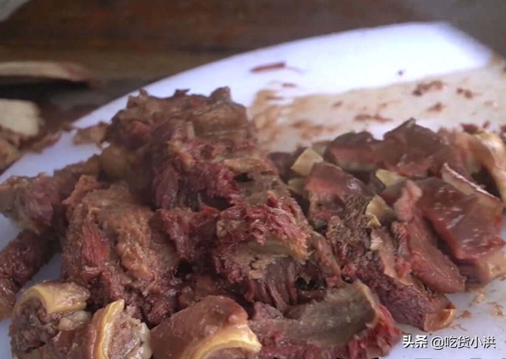 山东菏泽小镇上驴肉店，驴肉80元一斤，一锅480斤，每天卖出2头驴